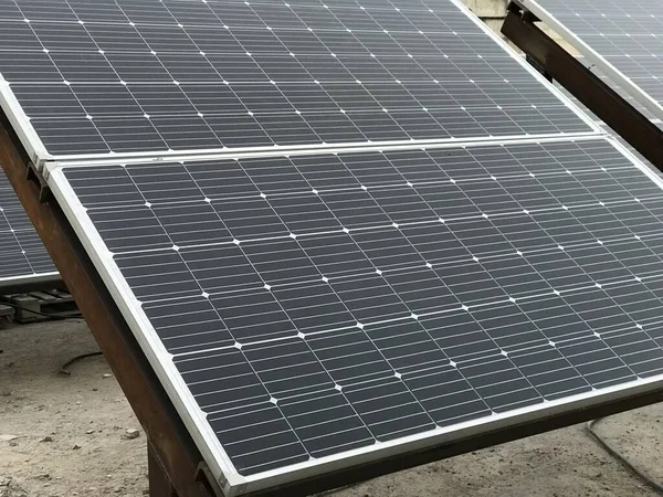 Endüstri için yenilenebilir enerji kaynağı güneş yıldızının dışındaki güneş panellerinin açık deniz konumu