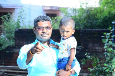 Baba ve küçük oğlunun görüntüsü ve poz vermek için kamera.