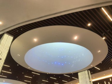 Ahşap tavan içlerindeki süpürge kapısı perakende alışveriş merkezi dekorasyonu için.