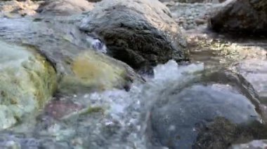 Vahşi Dağ Nehri, Berrak Nehir 'i kapatın. Taştan kayaların aktığı Gevezelik Deresi 'nin detaylı görüntüsü. Altai Dağları, Altai Cumhuriyeti Sulama Suyu 'nda Rock Rapid.