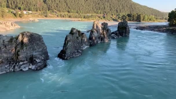 Rio Montanha Fluxo Rápido Amplo Grandes Rochas Saem Água Big — Vídeo de Stock