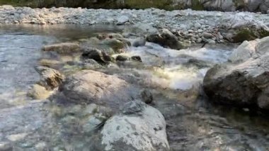 Hızlı akan geniş ve tamamen akan bir dağ nehri. Büyük kayalar sudan dışarı çıkar. Büyük dağ nehri Katun, turkuaz renk, Altai Dağları, Altai Cumhuriyeti.