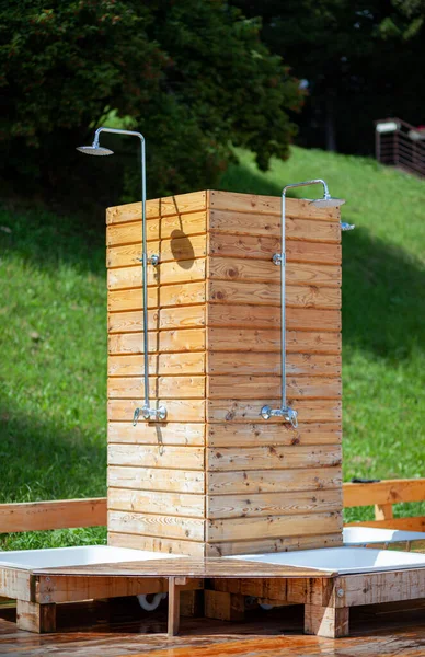 Outdoor Nowoczesny Prysznic Wykonany Brązowych Drewnianych Paneli Pobliżu Basenu Higiena — Zdjęcie stockowe
