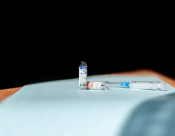 ケメロヴォロシア2021年8月 コロナウイルスワクチンは 注射器の手にあります コロナウイルスCovid 19ワクチンスプートニクV ローカル名Gamcovidvac ロシアで生産し 注射の準備ができて — ストック写真
