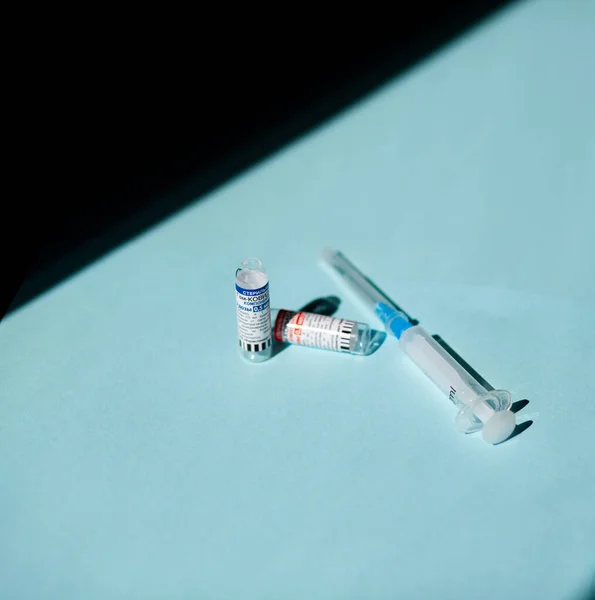 ケメロヴォロシア2021年8月 コロナウイルスワクチンは 注射器の手にあります コロナウイルスCovid 19ワクチンスプートニクV ローカル名Gamcovidvac ロシアで生産し 注射の準備ができて — ストック写真