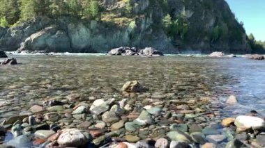 Vahşi Dağ Nehri, Berrak Nehir 'i kapatın. Ayrıntılı Sabit Çekim