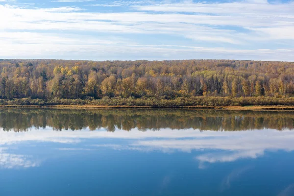 Belle Large Rivière Automne Parmi Les Bois Endroit Calme Calme — Photo