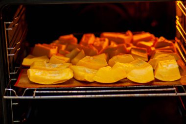 Fırında kabak dilimleri fırında pişiyor. Ev yapımı yemek.