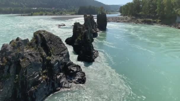 Une Rivière Montagne Écoulement Rapide Large Grands Rochers Sortent Eau — Video