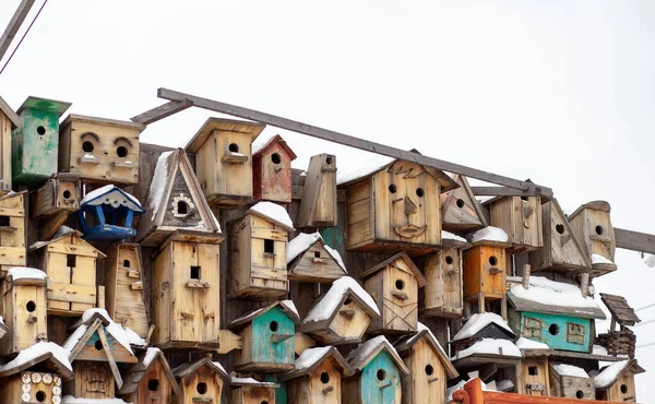 Muitas Formas Diferentes Alimentadores Aves Birdhouses Pendurar Uma Cerca Madeira Imagem De Stock