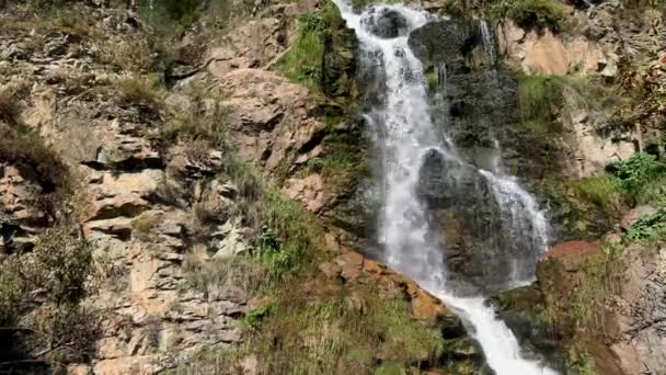 Nahaufnahme Eines Mächtigen Wasserfalls Hoher Qualität Seitenansicht Eines Sonnendurchfluteten Wasserfalls — Stockvideo