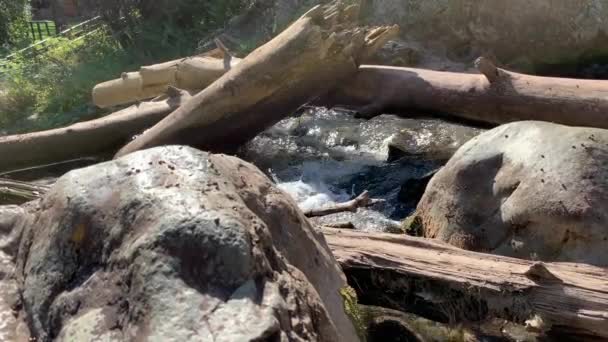 Гірський Водоспад Вода Витікає Вниз Течією Від Водоспаду Проходить Крізь — стокове відео