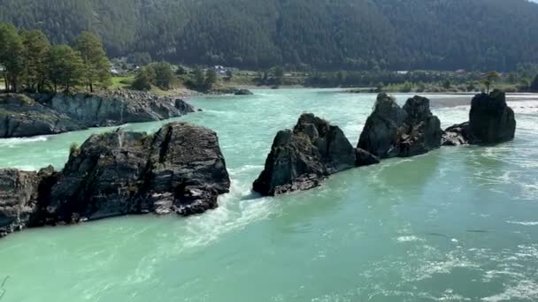 Rio Montanha Fluxo Rápido Amplo Grandes Rochas Saem Água Big — Vídeo de Stock