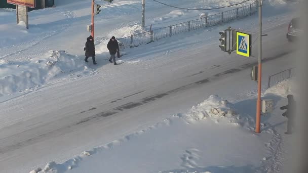 Kemerovo Rússia Novembro 2021 Pessoas Atravessam Estrada Cidade Inverno Semáforo — Vídeo de Stock