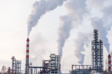 Ağır endüstriyel Petrokimya fabrikası, duman kirliliğiyle enerji rafinerisi üretimi. Fabrikanın bacasından yoğun duman geliyor. duman bulutu emisyonları kötü ekoloji hava fotoğrafçılığı