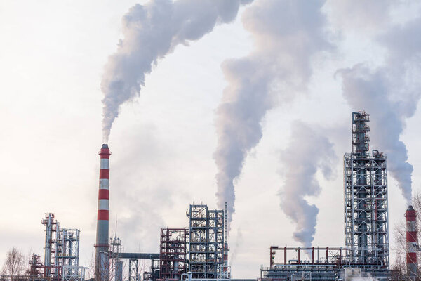 Нефтехимический промышленный завод тяжелой промышленности, нефтеперерабатывающий завод с дымовым загрязнением. Плохая экологическая аэрофотосъемка