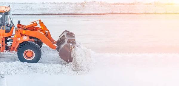 Big Orange Tractor Cleans Snow Road Loads Truck Cleaning Cleaning — Stockfoto