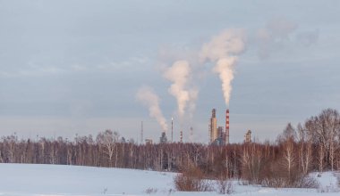 Ağır endüstriyel Petrokimya fabrikası, duman kirliliğiyle enerji rafinerisi üretimi. Fabrikanın bacasından yoğun duman geliyor. duman bulutu emisyonları kötü ekoloji hava fotoğrafçılığı