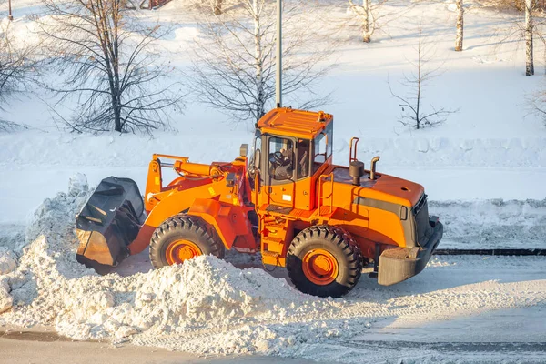 Nagy Narancssárga Traktor Feltakarítja Havat Útról Berakja Teherautóba Utak Tisztítása — Stock Fotó