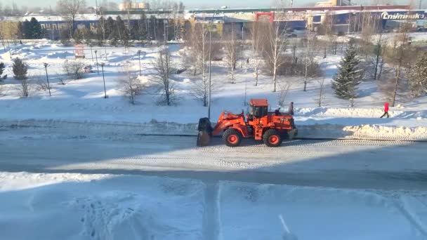 December 2021 Kemerovoregionen Ryssland Stor Orange Traktor Rengör Snö Från — Stockvideo