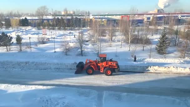Грудня 2021 Року Кемерово Росія Великий Помаранчевий Трактор Очищує Сніг — стокове відео