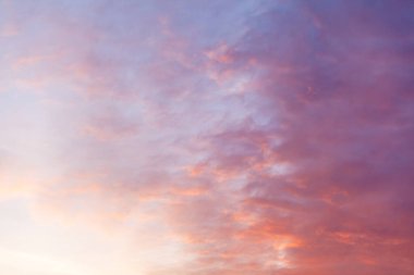 Gün doğumunda ya da günbatımında gökyüzünde renkli pembe bulutlar. Doğal doğal arkaplan.