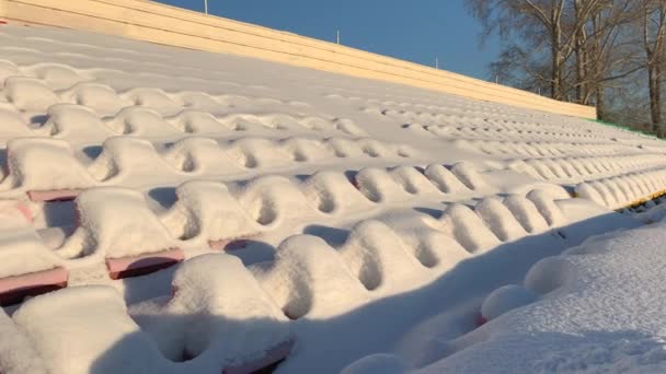 Asientos Vacíos Aire Libre Del Estadio Fútbol Cubierto Nieve Invierno — Vídeos de Stock