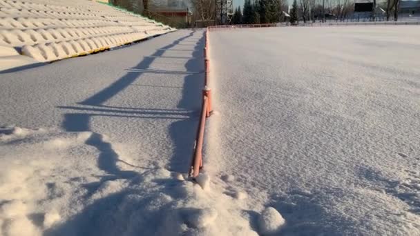 Asientos Vacíos Aire Libre Del Estadio Fútbol Cubierto Nieve Invierno — Vídeo de stock