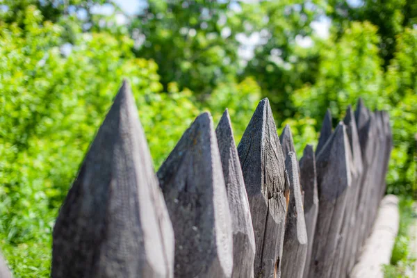 Fence Made Sharp Wooden Stakes Close Old Fence Made Stakes — Fotografia de Stock
