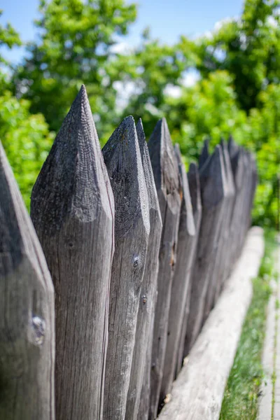 Fence Made Sharp Wooden Stakes Close Old Fence Made Stakes — Fotografia de Stock