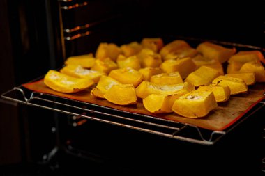 Fırında kabak dilimleri fırında pişiyor. Ev yapımı yemek.