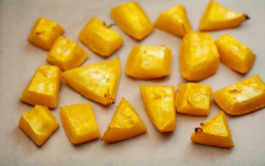 Fırında kabak dilimleri fırında pişiyor. Ev yapımı yemek.