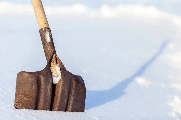 Metalen schop geplakt met sneeuw close-up. Sneeuwruimen in de winter na — Stockfoto