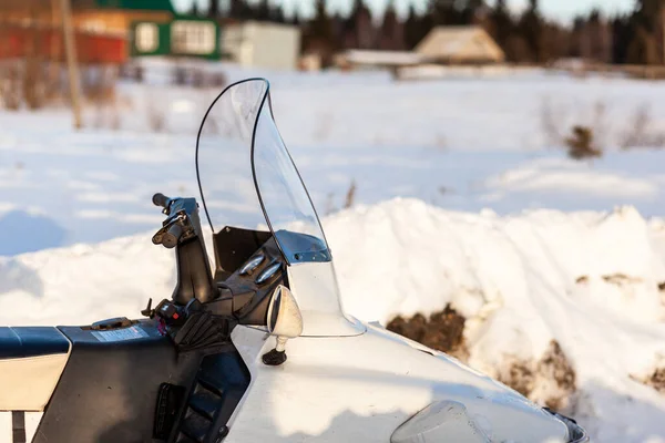 Motoslitta in condizioni invernali. Motoslitta in inverno nel nord — Foto Stock