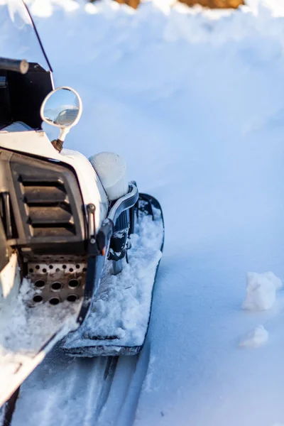 Schneemobil bei winterlichen Bedingungen. Motorschlitten im Winter im Norden — Stockfoto