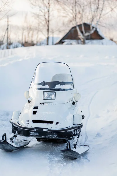 Neve móvel em condições de inverno. Snowmobiling no inverno no norte — Fotografia de Stock