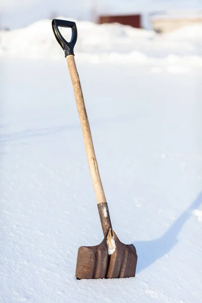 金属製のシャベル雪のクローズアップで立ち往生 降雪後の冬の雪の除去 ホームエリアでの雪のクリアリング — ストック写真
