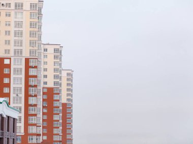 Gökyüzüne karşı çok katlı binalar. Yeni bir ev ya da yeni bir yerleşim yeri alma fikri. Yeni bir ev alıyorum..