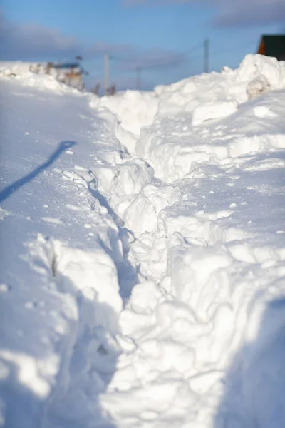 Hombre Cavó Pasaje Través Mucha Nieve Limpiando Nieve Casa Cerca —  Fotos de Stock