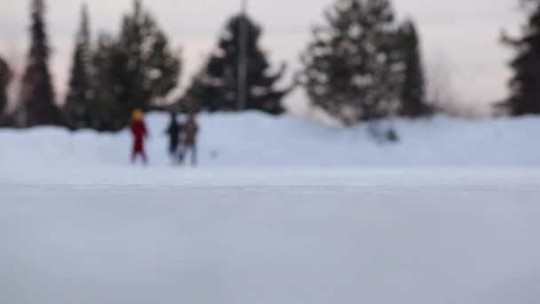 Pessoas Patinam Livre Ativo Férias Família Inverno Com Amigos Inverno — Vídeo de Stock