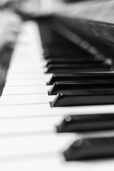 Piyano tuşları yakın plan. Siyah beyaz fotoğraflı müzik aleti..