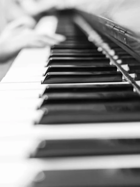 Klaviertasten Nahaufnahme Musikinstrument Schwarz Weiß Foto Die Hände Eines Klavierspielers — Stockfoto