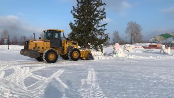 Februari 2022 Kemerovoregionen Ryssland Gul Traktor Tar Bort Snöskulpturer Torget — Stockvideo