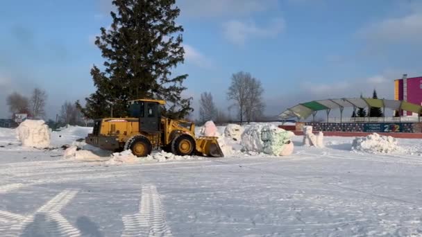 Février 2022 Région Kemerovo Russie Tracteur Jaune Enlève Les Sculptures — Video