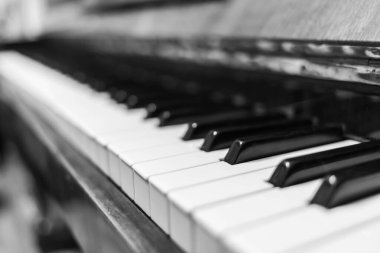 Piyano tuşları yakın plan. Siyah beyaz fotoğraflı müzik aleti..