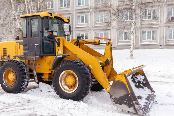 Nagy Narancssárga Traktor Feltakarítja Havat Útról Berakja Teherautóba Utak Tisztítása — Stock Fotó