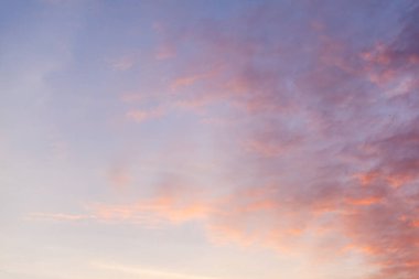 Gün doğumunda veya günbatımında gökyüzünde renkli pembe bulutlar. 