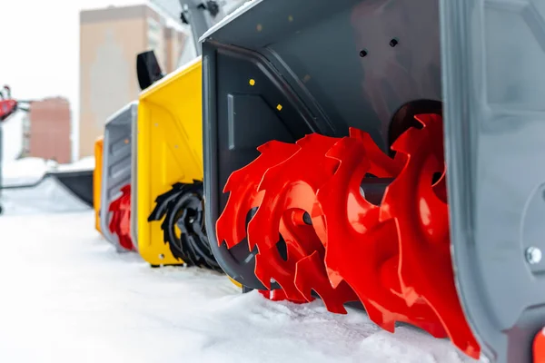 Un nuevo quitanieves de gasolina está a la venta. Mecanismo de eliminación de nieve. — Foto de Stock