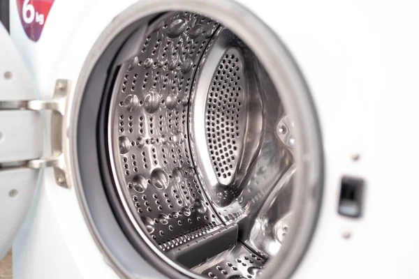 O tambor da máquina de lavar é seco e limpo close-up. Arruela Imagem De Stock