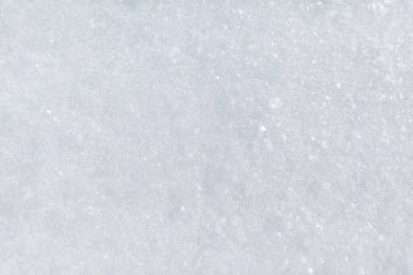 Temiz, beyaz kar kapanıyor. Kış dönemi. Kar yüzeyi